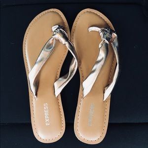 Express sandal.